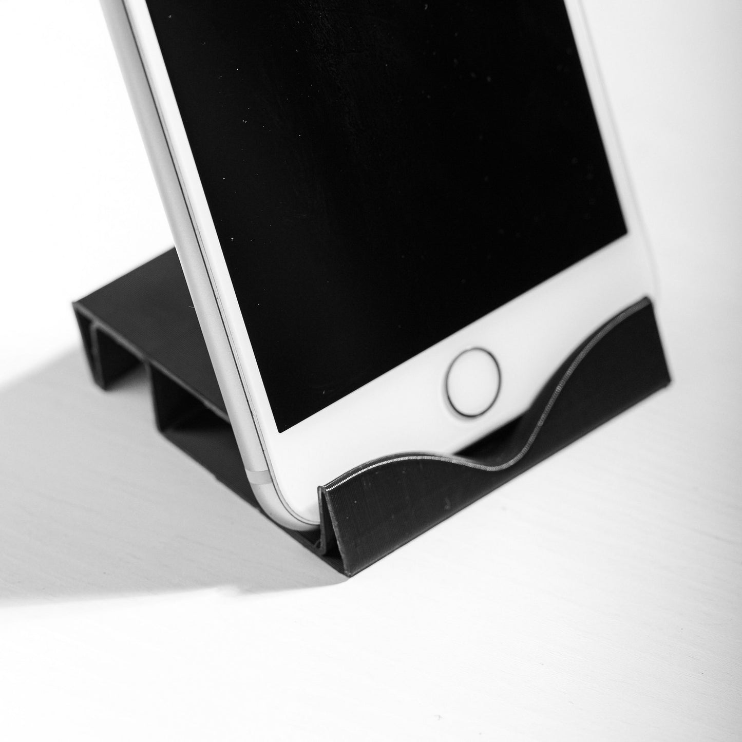 V small portable desk phone stand