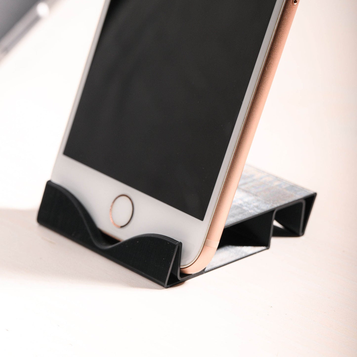 V small portable desk phone stand